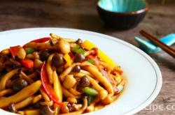 The method of stir frying double mushrooms with spicy sauce