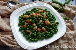 The method of stir frying peas with minced garlic and shrimp
