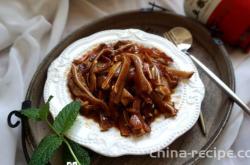 The method of making red oil pig ears