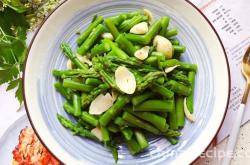 The recipe for mixing mustard asparagus with lilies
