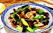 The method of stir frying pork ear with garlic sprouts and fungus