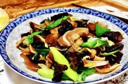 The method of stir frying pork ear with garlic sprouts and fungus