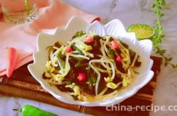 The method of mixing soybean sprouts with seaweed