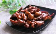 The method of stewing chicken feet with quail eggs