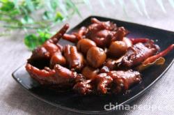The method of stewing chicken feet with quail eggs
