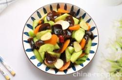 The method of mixing cucumber with fungus