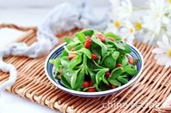 Method for making cold mixed peanuts with Sanqi leaves