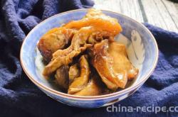 The method of stewing beef tendon with beer