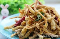 The method of dry frying tea tree mushrooms