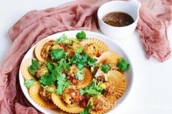 The method of steaming scallops with garlic and spicy sauce