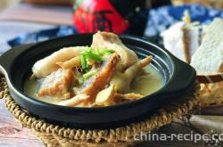 The method of burning chicken feet with white bamboo