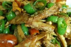 The method of tearing salted fish by hand