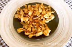 The method of making five spice tofu skin buckle