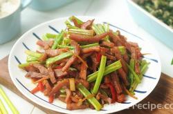 Method for Stir-frying Celery with Sun-Dried Pork