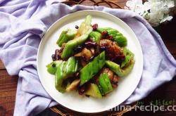 The recipe for burning chicken legs with bitter melon