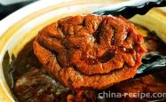The recipe for making three sauce beef in a clay pot