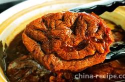 The recipe for making three sauce beef in a clay pot
