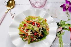 The method of mixing shrimp skin with celery