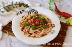 The method of tearing chicken with pepper and hemp by hand