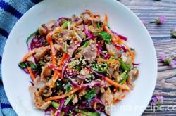 The method of mixing purple cabbage and sesame oil with chicken gizzards