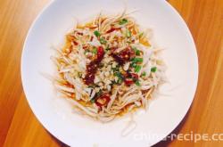 The method of splashing oil and tearing off shiitake mushrooms by hand