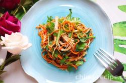 The method of mixing cordyceps flowers, sesame vegetables, and shredded chicken