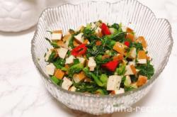 The method of mixing shepherd's purse with dried sesame seeds