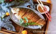 The method of pan frying crucian carp