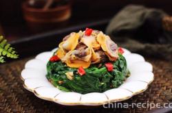 Method of mixing garlic and spinach with hairy clams