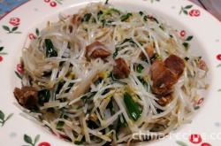 The method of stir frying green bean sprouts with chives