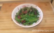 The method of stir frying Dutch beans with sausage
