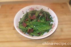 The method of stir frying Dutch beans with sausage
