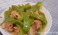 The recipe for stir frying pork belly with green peppers