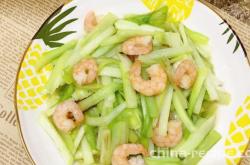 The method of stir frying shrimp with chives