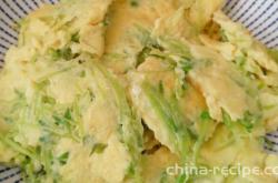 The method of stir frying eggs with pine and willow seedlings