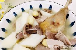 The method of stewing Huaishan with pork belly and chicken