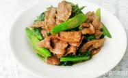 The method of stir frying mustard greens with sand tea beef