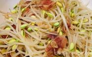 The method of stir frying bean sprouts with sausage