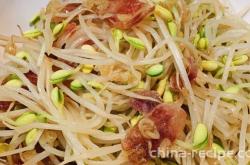 The method of stir frying bean sprouts with sausage