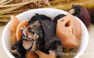 The recipe for lotus root and black chicken soup