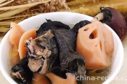 The recipe for lotus root and black chicken soup