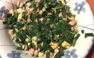 The method of stir frying chives with eggs, clams, and meat