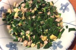 The method of stir frying chives with eggs, clams, and meat