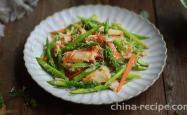 The method of stir frying crab meat with asparagus
