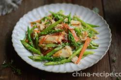 The method of stir frying crab meat with asparagus