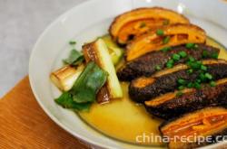 The method of cooking sea cucumber with scallions