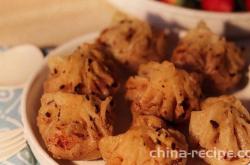 Making garlic fried shrimp dumplings