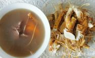 The recipe for boiling pork bone soup with five finger peaches
