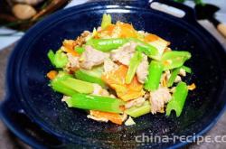 The method of stir frying lean meat with celery