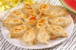 The method of making ice flower water fried buns